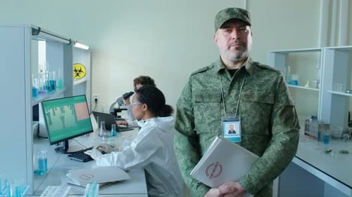 Militaire avec un dossier top secret dans les mains