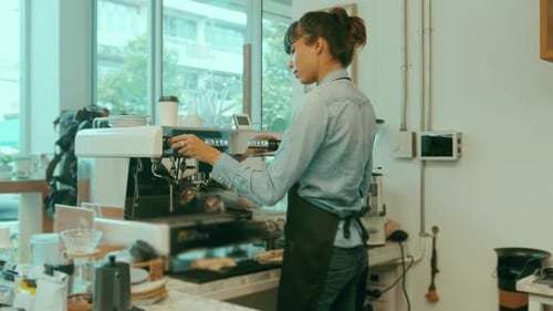 Jovem barista voltada para o serviço trabalhando em uma cafeteria