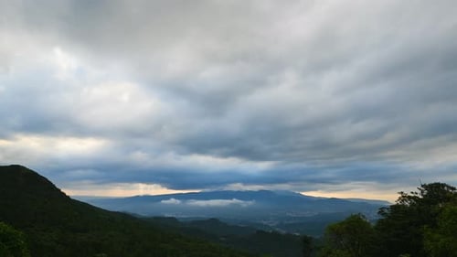 Radiancia celestial: rayos crepusculares que iluminan el dinámico paisaje nuboso.