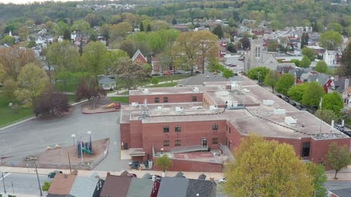 Vue aérienne d'un bâtiment scolaire en brique dans une grande ville américaine. Thème de l'éducation publique urbaine aux États-Unis. Playgro