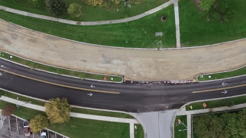 Luftaufnahme von oben nach unten über den Asphaltstraßenbau in Vororten