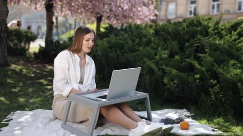 Remote-Arbeiten am Laptop-Arbeitsplatz im Freien