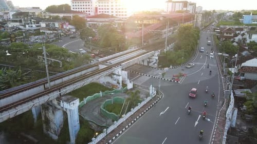 Luftverkehr mit einer Eisenbahnbrücke in Yogyakarta City.