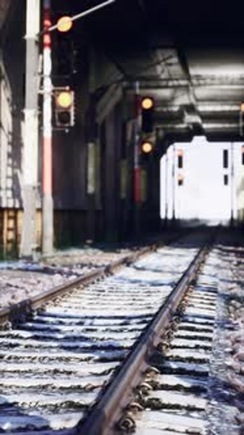 Trilho de trem abandonado com luz de advertência vermelha