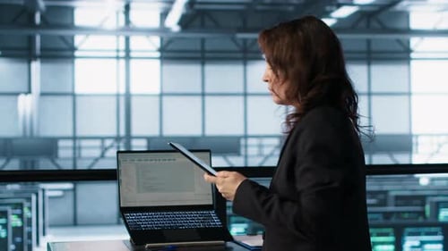 Techniker im Rechenzentrum nutzt KI-Technologie auf dem Tablet