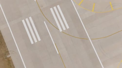 Vista aérea de la terminal del aeropuerto y la pista de aterrizaje en construcción (12)