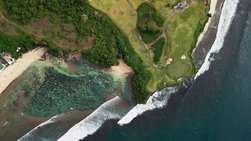 Luxuriöser Golfplatz auf Bali am tropischen Strand mit klarer blauer Lagune und weißer Sandküste