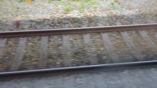 Bahngleise fahren vorbei, wenn der Zug vom Bahnhof abfährt und zum Ziel fährt
