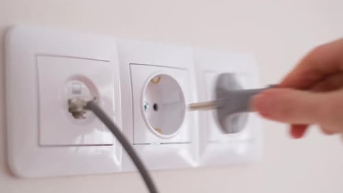 Anschließen des Elektrogeräts an die Steckdose 100-127 Volt 60 Hertz