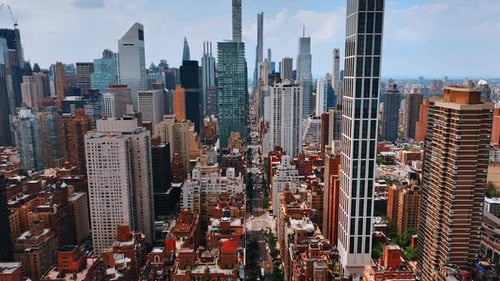 Vuele sobre los hermosos edificios de varios pisos del centro durante el día.