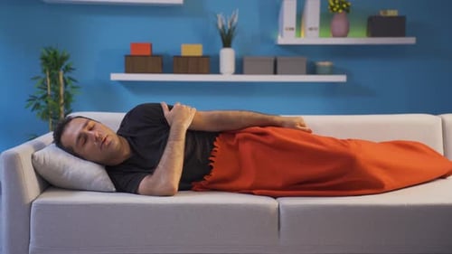 Un homme anxieux pense qu'il ne peut pas dormir.