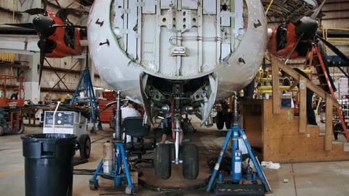 Bau eines Flugzeugs in einem Hangar