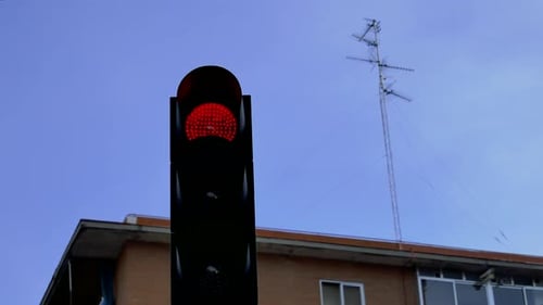 Eine rote Ampel wird grün
