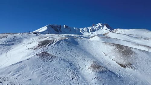 Images d'un volcan volcanique éteint et enneigé