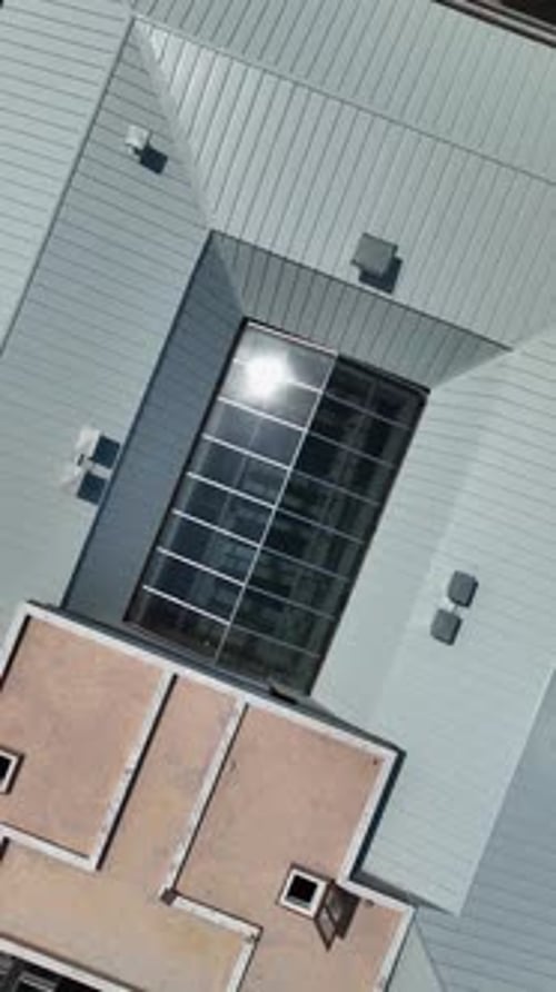 Vídeo vertical, vista aérea, obra de construcción, obra en obra