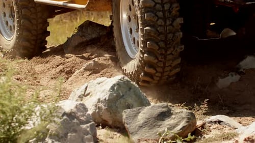 Un SUV retrocede en Rocky Road para acelerar: vista frontal