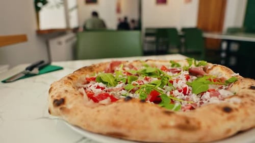 Experimente los deliciosos sabores de una pizza recién hecha con una variedad de ingredientes en un