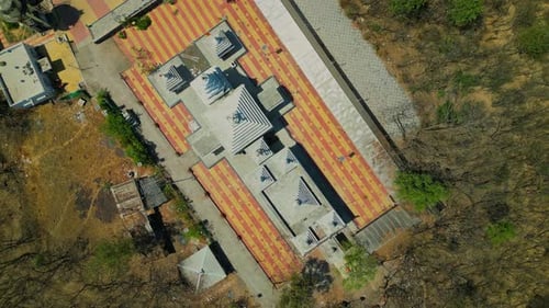 Drone filmé filmé en rotation de haut en bas du temple Vindhyavaasini Devi à Dindori, Nashik