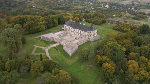 Panorama del castillo-fortaleza residencial de Pidhirtsi con un entorno natural en la provincia del óblast de Lviv
