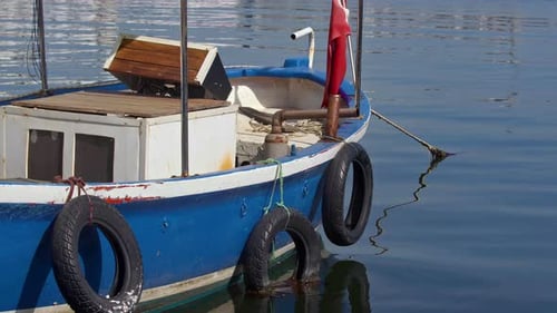 Seagull est l'invité du bateau de pêche en bois amarré dans le port dans l'océan