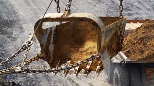 Heavy Excavator Bucket Suspended Loading Truck with Dirt