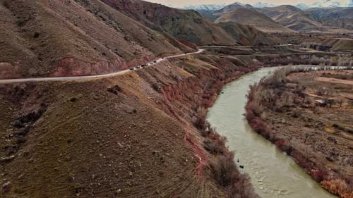 Luftaufnahme des Flusstals mit Straße und Eisenbahn in der Berglandschaft