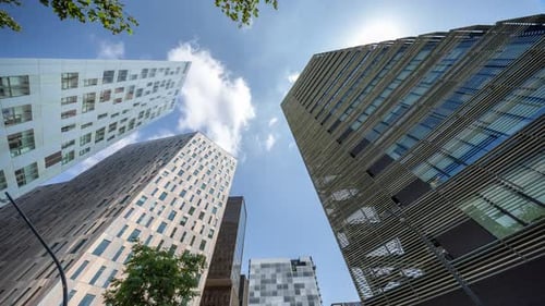 Zeitraffer von Wolkenkratzern im Technologieviertel von Barcelona