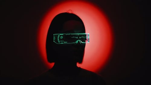 Fille avec des lunettes futuristes sur fond rouge
