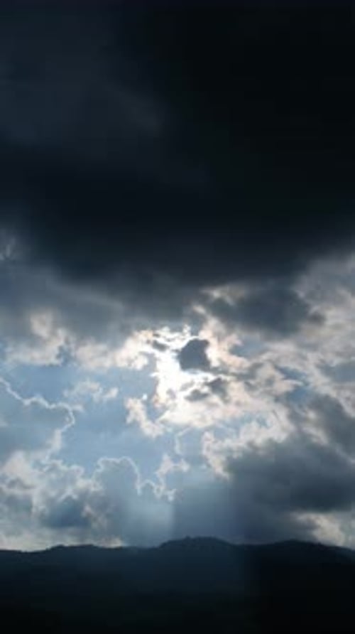 Dramatisch Himmel mit Sturmwolke an einem bewölkten Tag im Zeitraffer.