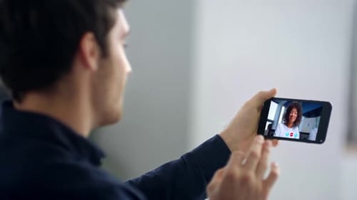 Teamkollegen im Büro, Videoanrufe per Smartphone, Nahaufnahme, Geschäftsmann, Chat