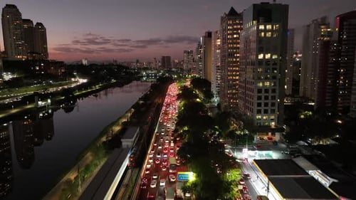 Tráfego de rodovia ao pôr do sol da cidade em São Paulo, Brasil.