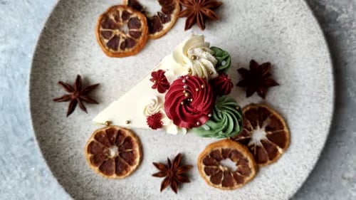 Une tranche de gâteau sucré à la crème blanche pour un anniversaire ou des vacances. Une tranche de gâteau