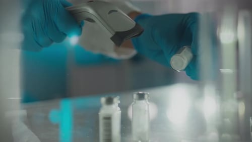 Un chercheur de laboratoire portant des gants en nitrile analyse les données relatives à un médicament
