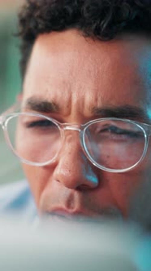 Mann, Brille und Computer im Büro für Codierung, Softwareentwicklung und Problemlösung