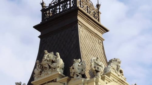 Historisches Gebäude mit hohem Turm und Statuen. Architektonisches Gebäude mit Steinfassade in