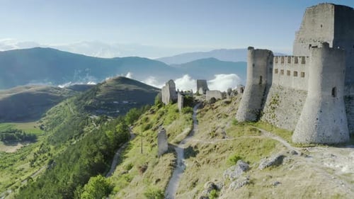 Drone survolant Rocca Calascio le matin dans les Abruzzes en Italie