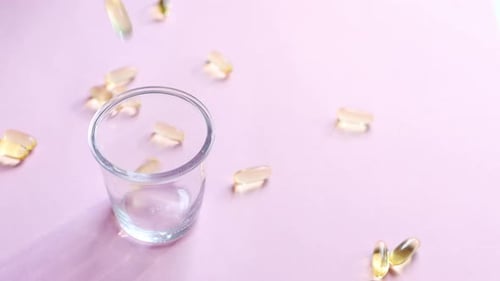 Fischölergänzung. Das Konzept von Gesundheit, Vitaminen und Medizin. Omega-3, Vitamin D. 4K-Filmmaterial