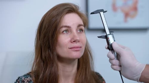 Belle femme regardant vers le haut comme une main masculine s'approchant de l'étrier Vernier pour faire face