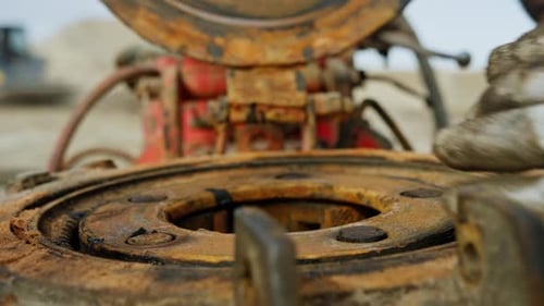 Hände in Schutzhandschuhen ordnen die Metalldetails der Bohrausrüstung an.