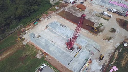 Vista orbital aérea desde arriba de la grúa en el sitio de construcción