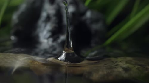 Liquid Drop fällt in Zeitlupe Kristallklares Wasserspritzer-Konzept natürlicher Quellen und