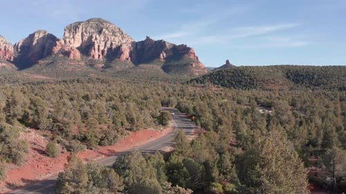 LUFTBILD: In Sedona, Arizona, aufgenommen von einem Auto, das durch Felsformationen und eine wunderschöne Landschaft fährt