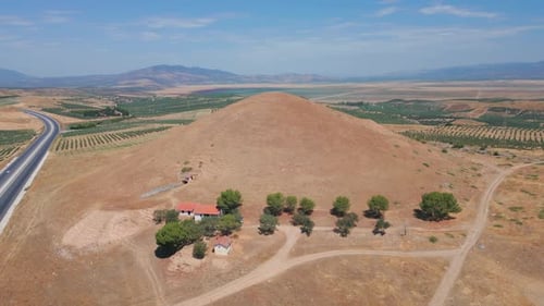 Bin Tepe est un site archéologique situé sur la rive sud du lac de Marmara
