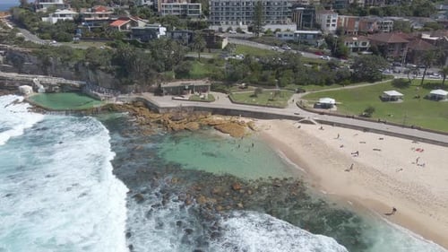 Uncrowded Bronte Beach With Bronte Baths And Swimming Basin - Beach Hut At Bronte Park In Sydney, Ne