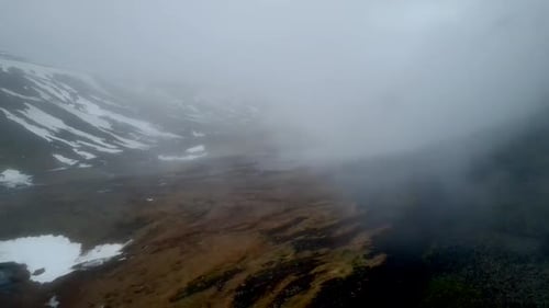 De superbes images cinématographiques, capturées en 4K par un Drone unique, représentent les montagnes brumeuses de l'Islande, créant