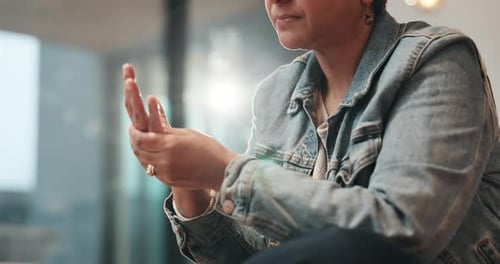 Gelenkschmerzen, Pflege und Hände einer reifen Frau zu Hause mit Arthritis, physikalische Therapie