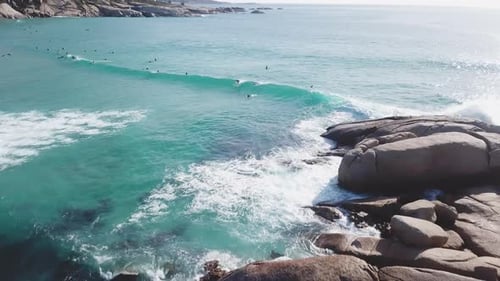 Imágenes de Zumbido en 4K de un grupo de personas surfeando en la bahía de Llandudno
