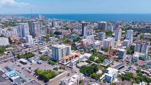 Paisagem urbana com prédios altos em Santo Domingo, República Dominicana. Tiro de Drone Aéreo