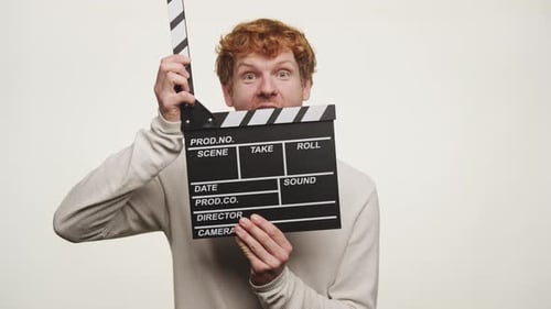 Ginger Man applaudissant un clapperboard sur fond blanc