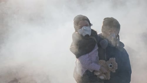 Ein überlebender Vater trägt ihre Tochter in einer Gasmaske und bewegt sich in leeren Toten durch giftige Rauchwolken